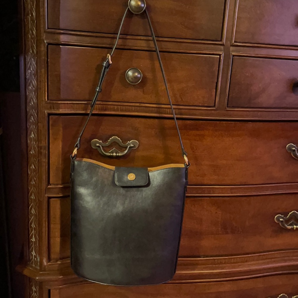 Genuine Leather bucket bag - vintage Banana Republic